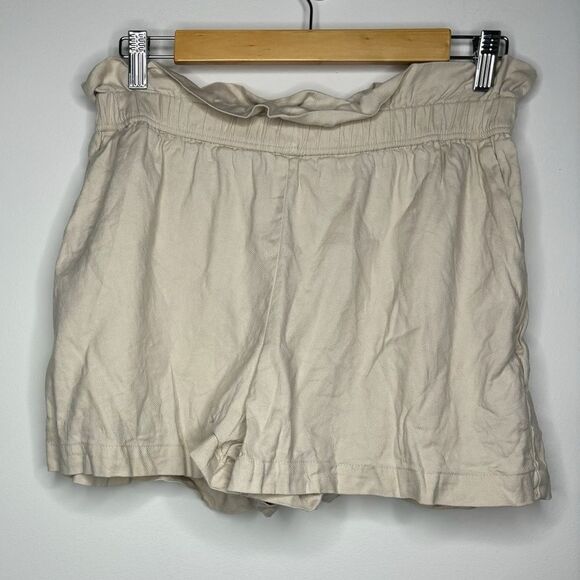 Express- Cream Shorts w/ Pockets - Picture 1 of 2